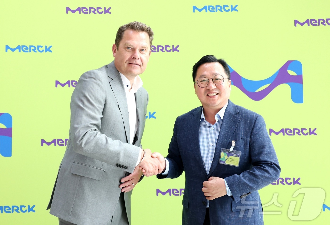 (대전=뉴스1) 이동원 기자 = 이장우 대전시장이 28일(현지시각) 독일 다름슈타트에 위치한 글로벌 제약기업 머크 본사를 찾아 쟝–샤를 위르트 신임 라이프 사이언스 CEO와 만나 …