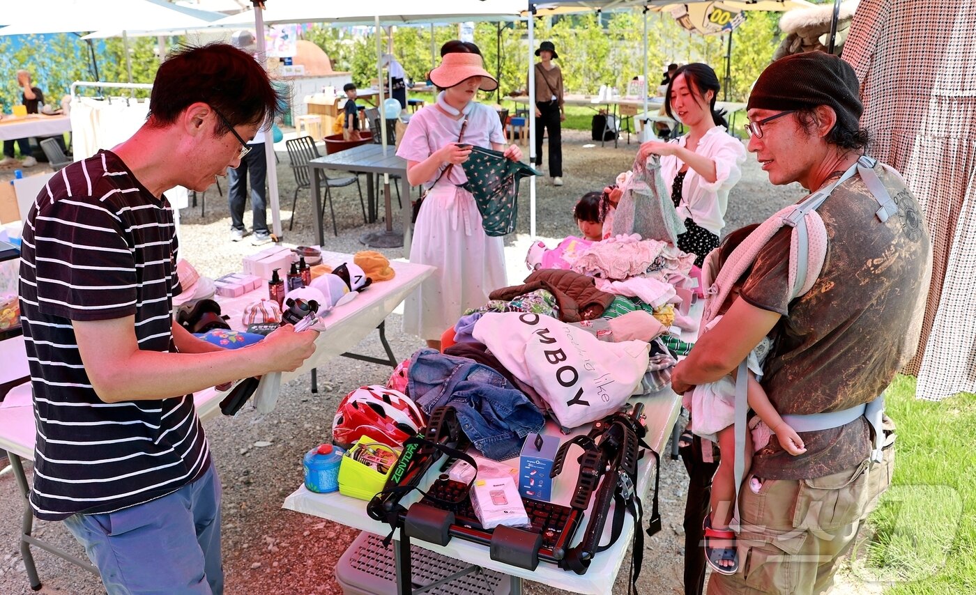 본문 이미지 - 충북 괴산군 칠성면 옛 시장골목 '칠리단길'에 입점한 칠리단청년사업자협동조합 회원들이 지난 26일 플리마켓을 열고 있다.(괴산군 제공).2025.7.29. 2025.7.29/뉴스1 