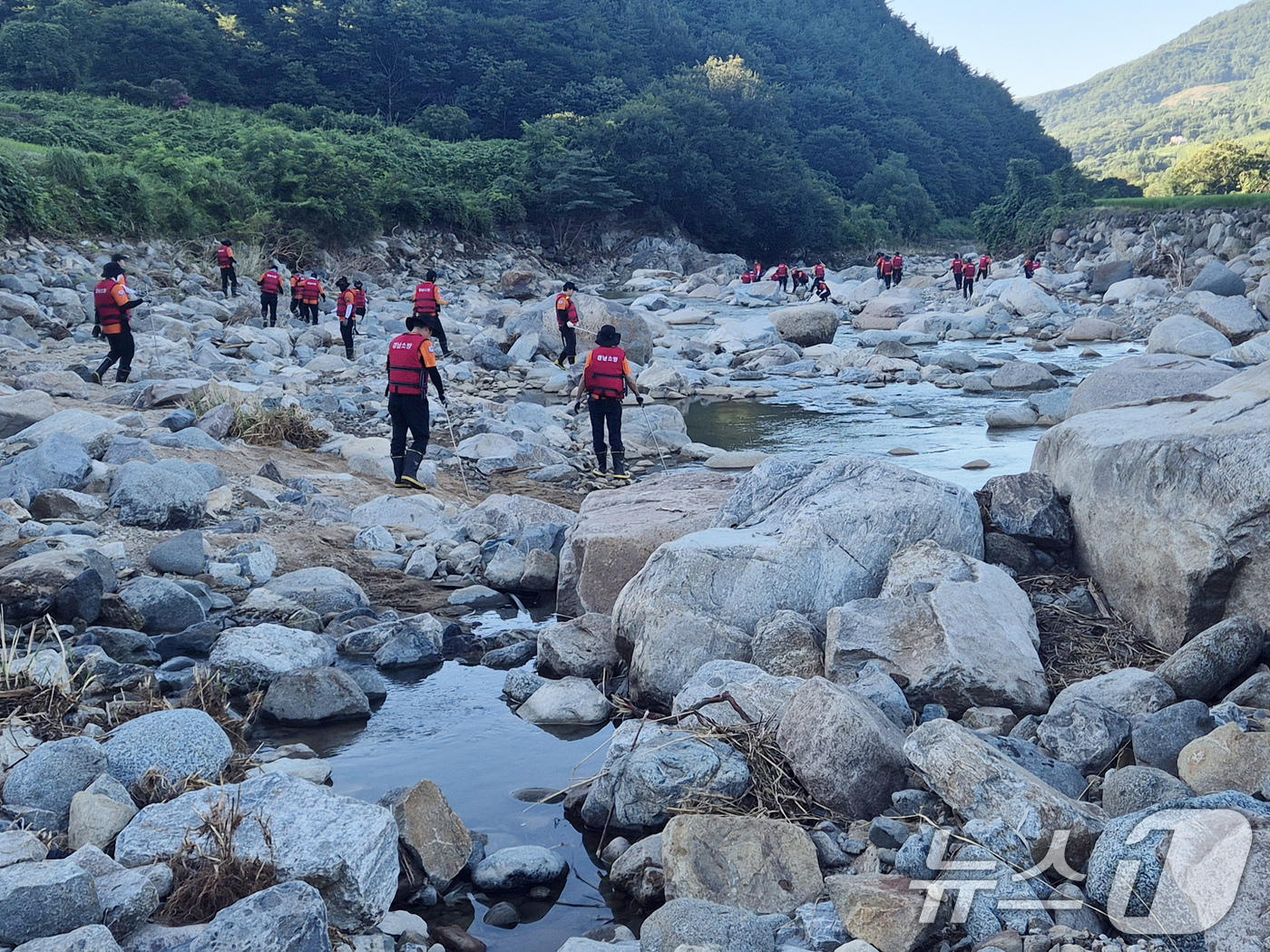 (산청=뉴스1) 윤일지 기자 = 29일 오전 경남 산청군 신등면사무소 인근에서 소방대원들이 실종자 수색작업을 벌이고 있다. (경남소방본부 제공. 재판매 및 DB 금지) 2025.7 …