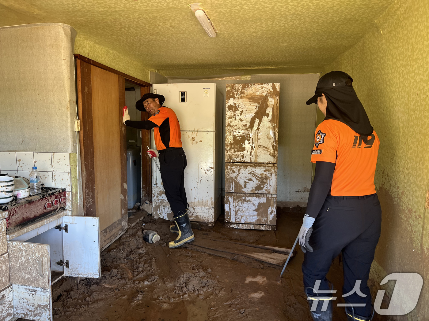 (산청=뉴스1) 윤일지 기자 = 29일 오전 경남 산청군 신등면 율현마을에서 소방대원들이 실종자 수색작업을 벌이고 있다. (경남소방본부 제공. 재판매 및 DB 금지) 2025.7. …