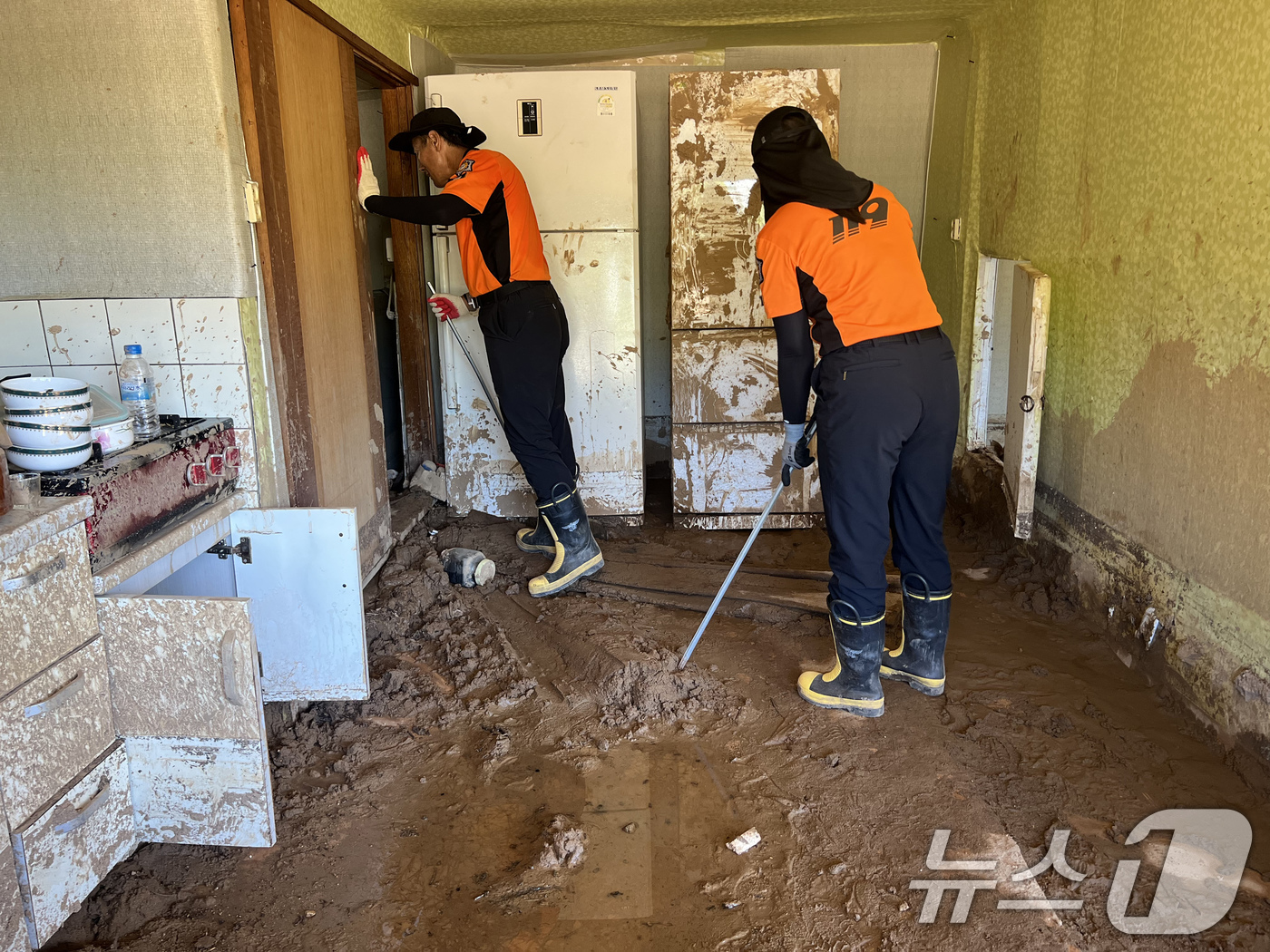 (산청=뉴스1) 윤일지 기자 = 29일 오전 경남 산청군 신등면 율현마을에서 소방대원들이 실종자 수색작업을 벌이고 있다. (경남소방본부 제공. 재판매 및 DB 금지) 2025.7. …