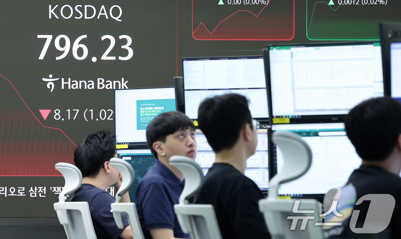 (서울=뉴스1) 김성진 기자 = 29일 서울 중구 하나은행 본점에서 개장 시황이 나오고 있다.이날 코스피는 오전 9시 5분 기준 코스피는 전일 종가와 비교해 31.76포인트(0.9 …