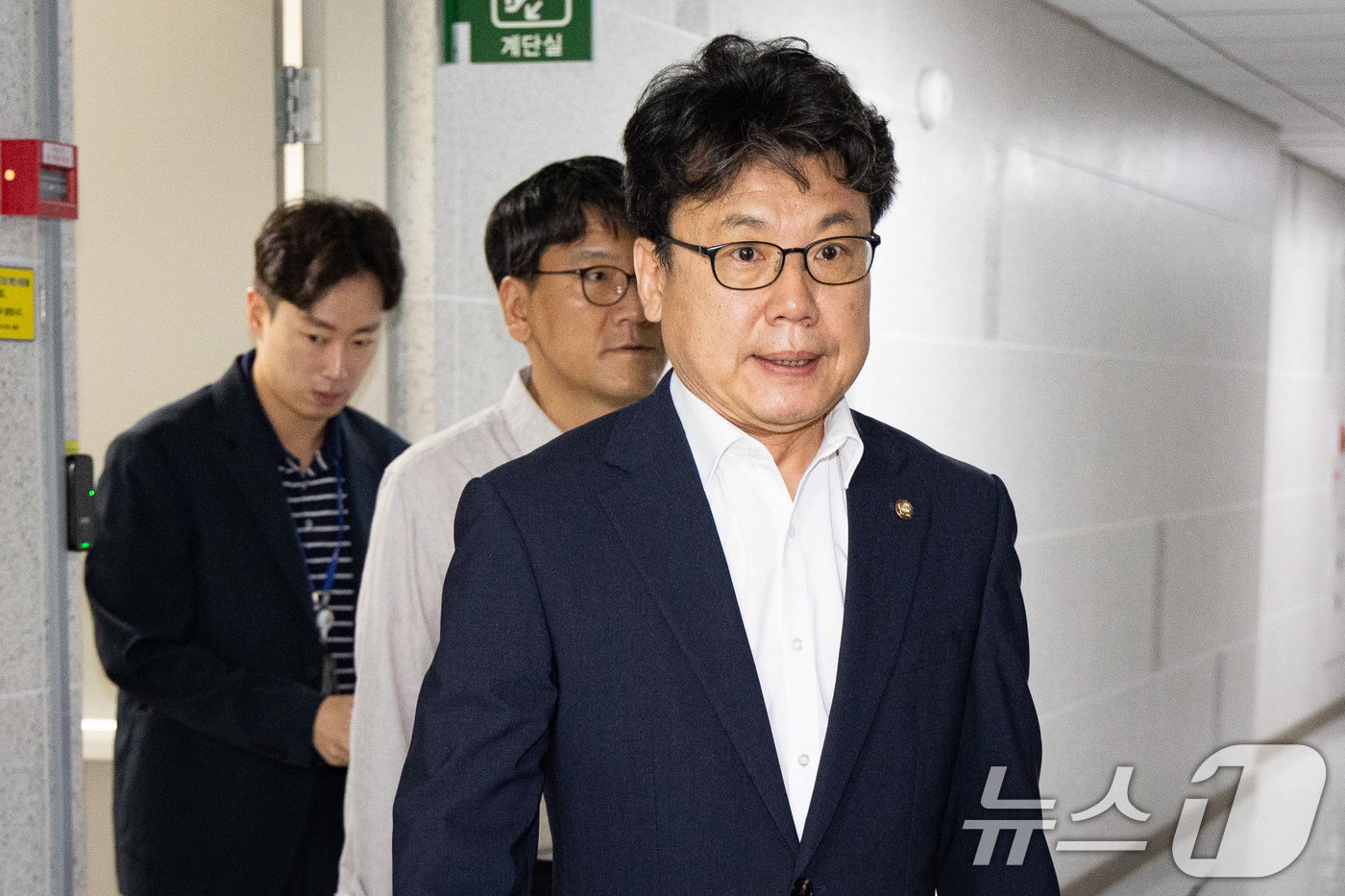 (서울=뉴스1) 유승관 기자 = 진성준 더불어민주당 정책위의장이 29일 서울 여의도 국회 의원회관에서 열린 세제개편안 논의를 위한 당정협의에 참석하고 있다. 2025.7.29/뉴스 …