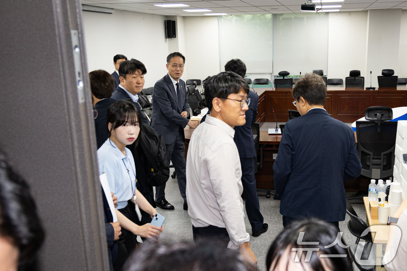 (서울=뉴스1) 유승관 기자 = 이형일 기획재정부 1차관이 29일 서울 여의도 국회 의원회관에서 열린 세제개편안 논의를 위한 당정협의에 참석해 진성준 더불어민주당 정책위의장과 인사 …