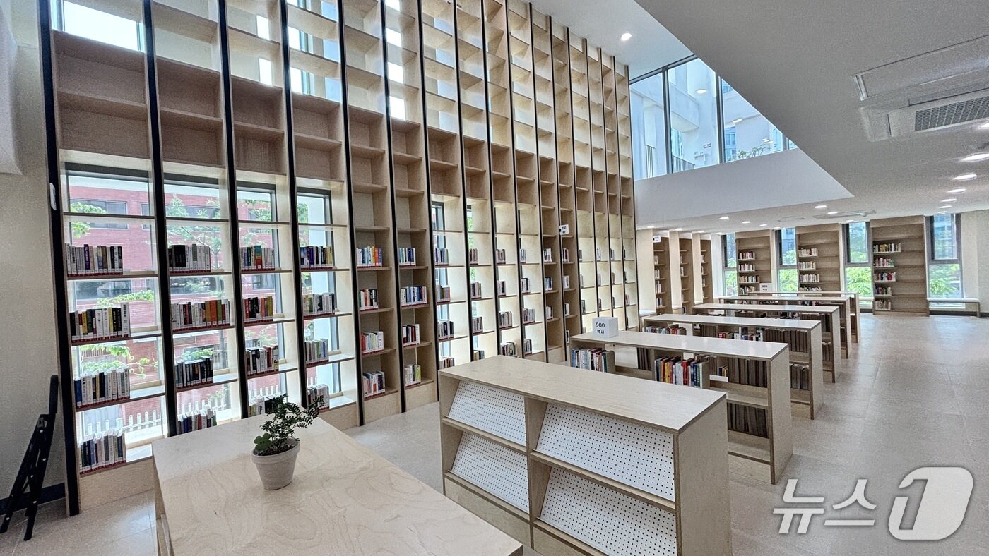 본문 이미지 - 31일 문을 여는 강서도서관 가양관 2층 '사유책뜰' 전경.(서울교육청 제공)