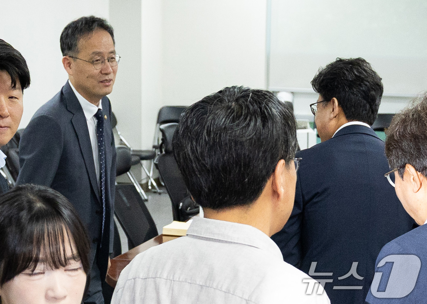 (서울=뉴스1) 유승관 기자 = 이형일 기획재정부 1차관이 29일 서울 여의도 국회 의원회관에서 열린 세제개편안 논의를 위한 당정협의에 참석해 진성준 더불어민주당 정책위의장과 인사 …