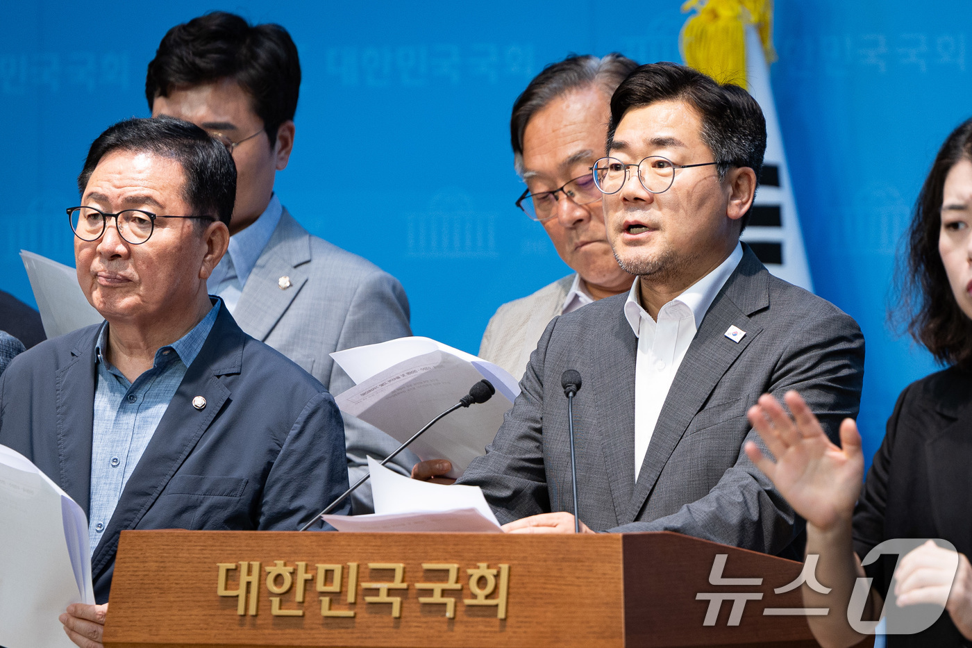 (서울=뉴스1) 유승관 기자 = 박찬대 더불어민주당 당대표 후보가 29일 서울 여의도 국회 소통관에서 국민의힘 권영세, 이양수, 권성동 의원 고발 기자회견을 하고 있다. 2025. …