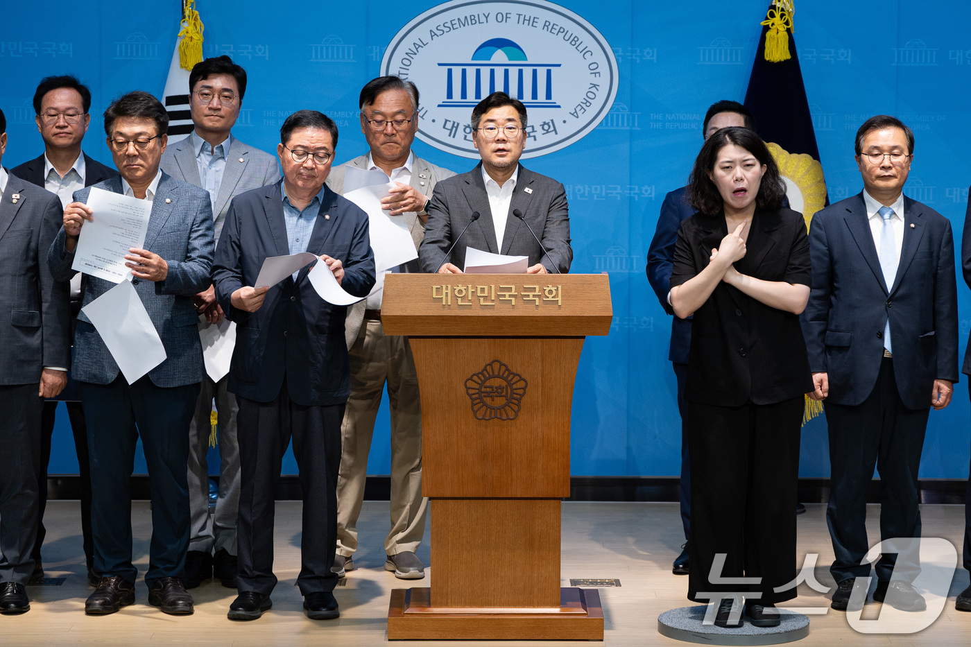 (서울=뉴스1) 유승관 기자 = 박찬대 더불어민주당 당대표 후보가 29일 서울 여의도 국회 소통관에서 국민의힘 권영세, 이양수, 권성동 의원 고발 기자회견을 하고 있다. 2025. …