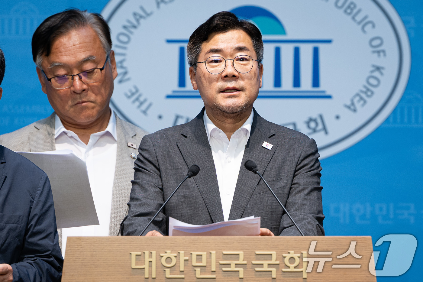 (서울=뉴스1) 유승관 기자 = 박찬대 더불어민주당 당대표 후보가 29일 서울 여의도 국회 소통관에서 국민의힘 권영세, 이양수, 권성동 의원 고발 기자회견을 하고 있다. 2025. …