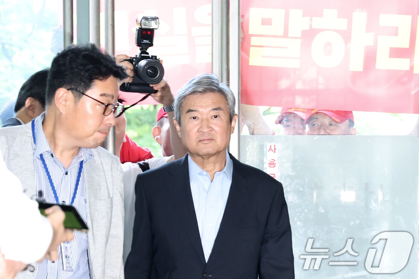 본문 이미지 - 조태용 전 국가정보원장이 29일 오전 서울 서초구 &#39;순직 해병 특검&#39;&#40;이명현 특별검사&#41; 사무실에 피의자 신분으로 출석하고 있다. 2025.7.29/뉴스1 ⓒ News1 민경석 기자