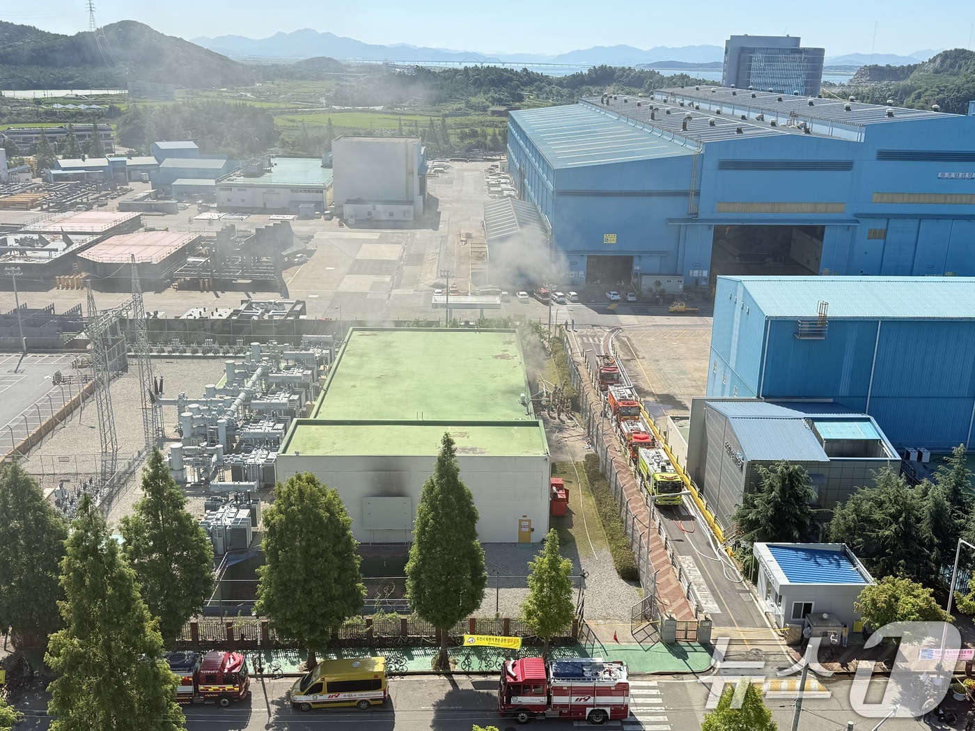 (광주=뉴스1) 김태성 기자 = 29일 오전 전남 영암군 삼호읍 삼포리의 HD현대삼호 조선소내 지하공동구역에서 화재가 발생해 검은 연기가 올라오고 있다. 이 조선소에서는 전날 오후 …