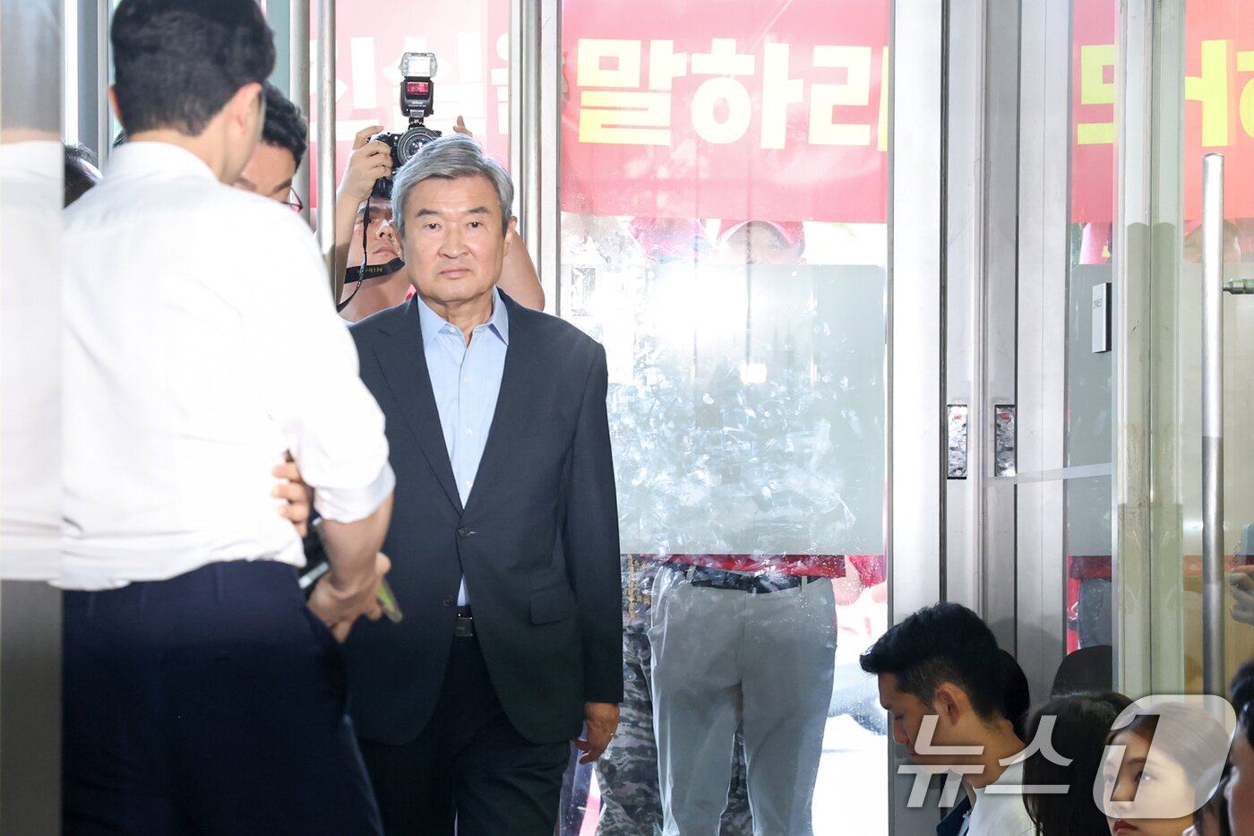 본문 이미지 - 조태용 전 국가정보원장이 29일 오전 서울 서초구 &#39;순직 해병 특검&#39;&#40;이명현 특별검사&#41; 사무실에 피의자 신분으로 출석하고 있다. 2025.7.29/뉴스1 ⓒ News1 민경석 기자