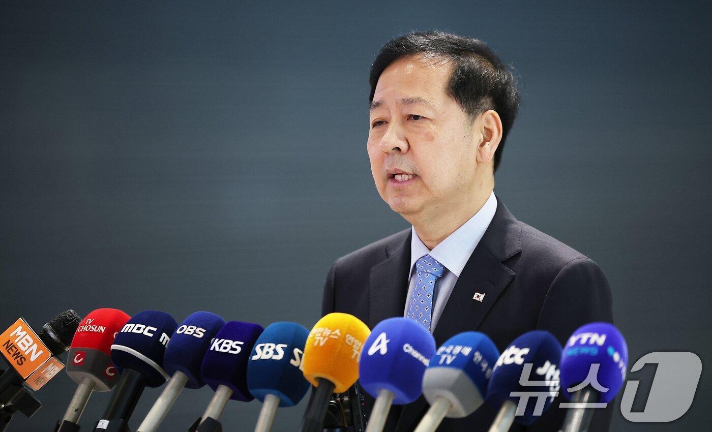 본문 이미지 - 구윤철 경제부총리 겸 기획재정부 장관이  29일 오전 인천국제공항 제2터미널을 통해 미국으로 출국에 앞서 취재진 질문에 답변하고 있다. 2025.7.29./뉴스1 ⓒ News1 김진환 기자