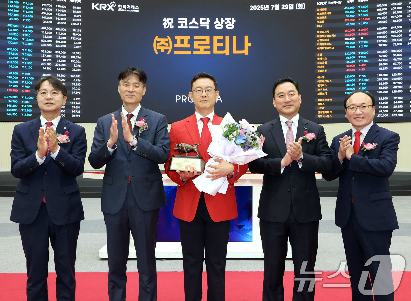 (서울=뉴스1) = 29일 서울 영등포구 한국거래소에서 열린 프로티나의 코스닥시장 상장기념식에서 김대영 한국IR협의회 부회장(왼쪽부터), 민경욱 한국거래소 코스닥시장본부장, 윤태영 …