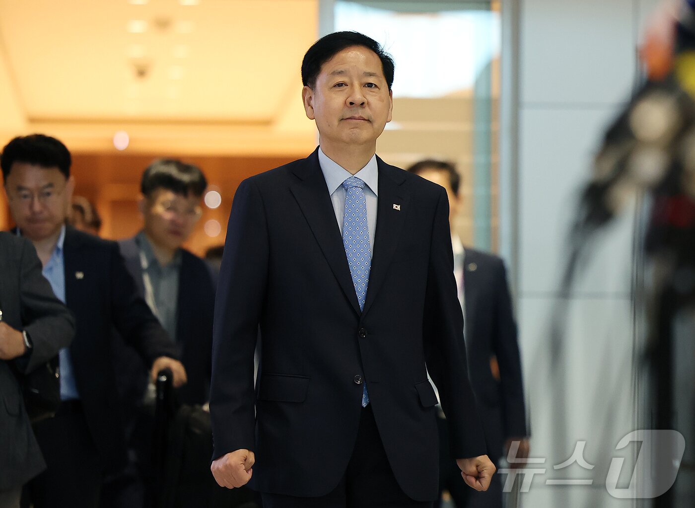 본문 이미지 - 구윤철 경제부총리 겸 기획재정부 장관이 30일 오전 인천국제공항 제2터미널을 통해 미국으로 출국하고 있다.  2025.7.29./뉴스1  