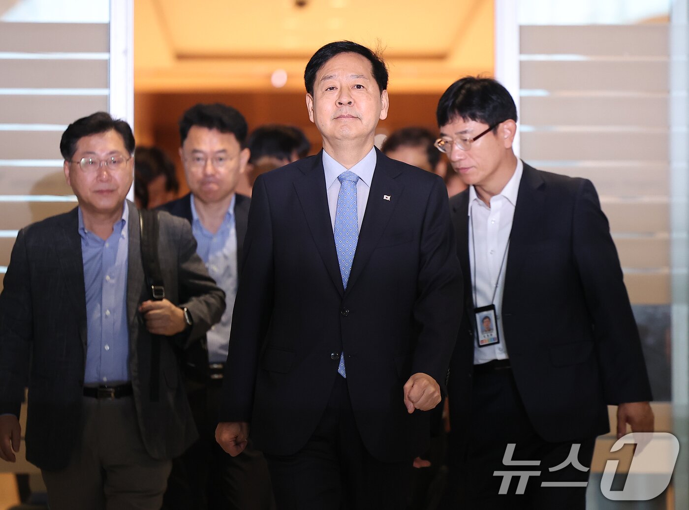 본문 이미지 - 구윤철 경제부총리 겸 기획재정부 장관이  29일 오전 인천국제공항 제2터미널을 통해 미국으로 출국하고 있다. 2025.7.29/뉴스1 ⓒ News1 김진환 기자