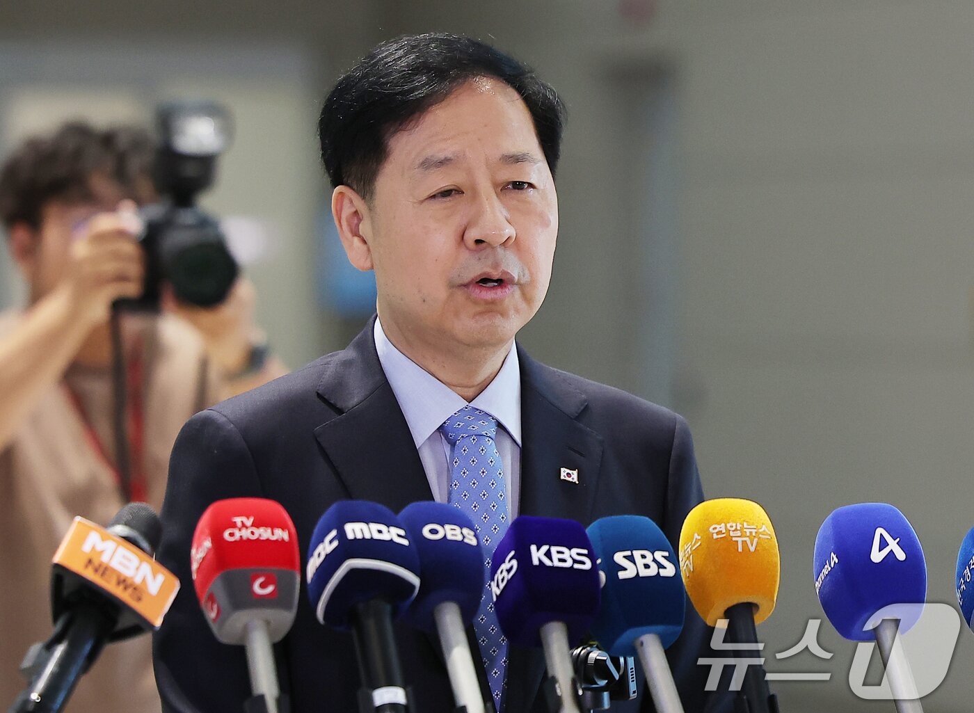 본문 이미지 - 구윤철 경제부총리 겸 기획재정부 장관이 29일 오전 인천국제공항 제2터미널을 통해 미국으로 출국에 앞서 발언하고 있다. 2025.7.29/뉴스1 ⓒ News1 김진환 기자