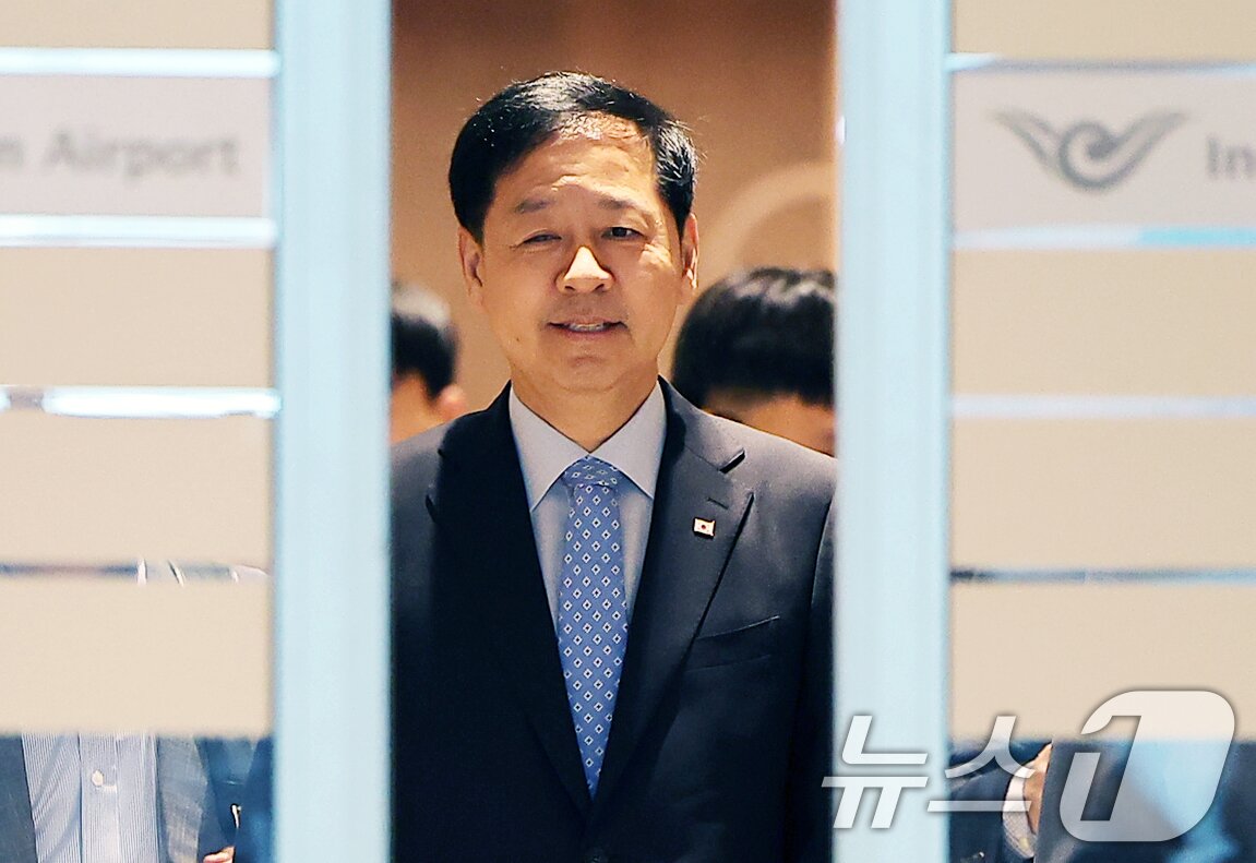 본문 이미지 - 구윤철 경제부총리 겸 기획재정부 장관이  29일 오전 인천국제공항 제2터미널을 통해 미국으로 출국하고 있다. 2025.7.29/뉴스1 ⓒ News1 김진환 기자