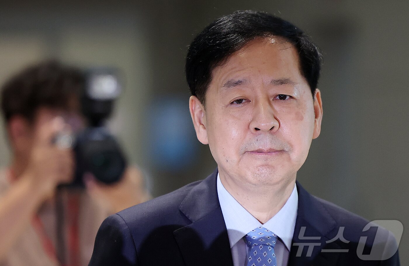 본문 이미지 - 구윤철 경제부총리 겸 기획재정부 장관이 29일 오전 인천국제공항 제2터미널을 통해 미국으로 출국하고 있다.  2025.7.29/뉴스1 ⓒ News1 김진환 기자