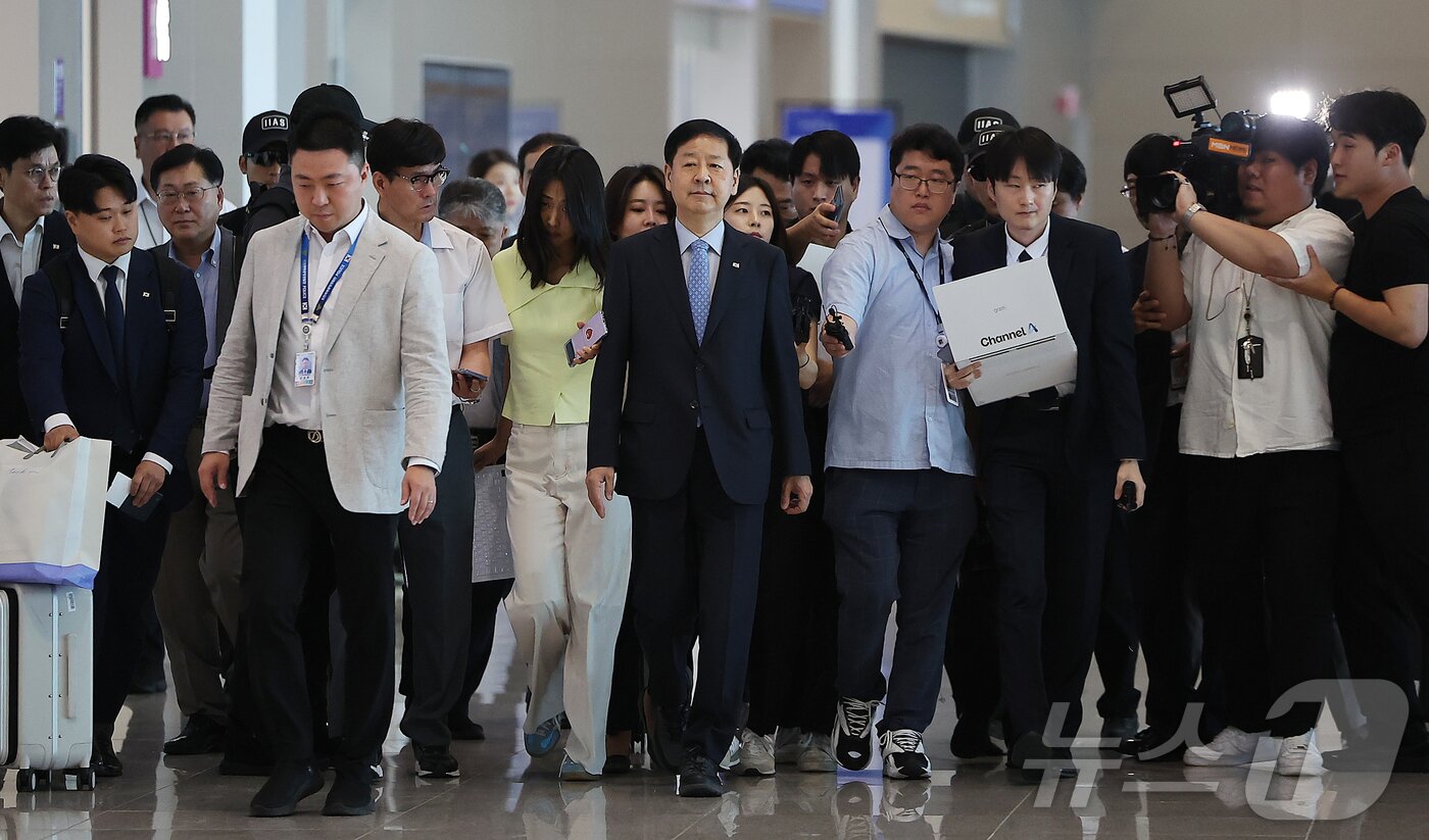 본문 이미지 - 구윤철 경제부총리 겸 기획재정부 장관이 29일 오전 인천국제공항 제2터미널을 통해 미국으로 출국하고 있다. 2025.7.29/뉴스1 ⓒ News1 김진환 기자