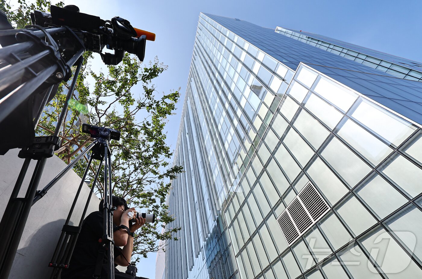 본문 이미지 - 김건희 특검이 공천개입 의혹과 관련해 윤석열 전 대통령에게 소환조사를 통보한 29일 서울 종로구 김건희 특검 사무실 앞에서 취재진이 대기하고 있다. 윤 전 대통령은 이날 특검의 소환조사 요구에 불응했다. 2025.7.29/뉴스1 ⓒ News1 김도우 기자