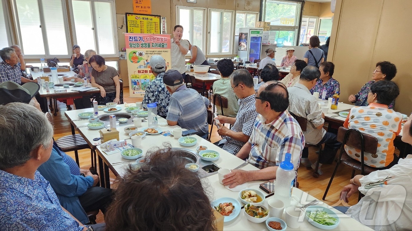 (대전=뉴스1) 이동원 기자 = 대전 서구는 진드기 매개 감염병 예방을 위해 7월부터 10월까지 고위험 지역인 기성동 주민들을 대상으로 선제적 예방‧홍보 교육을 강화한다고 29일 …