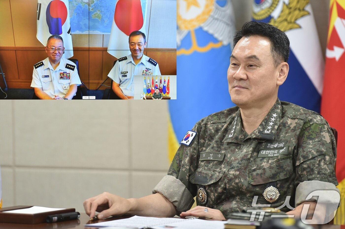 본문 이미지 - 김명수 합참의장이 2025년 7월 29일 이임하는 요시다 요시히데 통합막료장(왼쪽 상단 왼쪽), 취임하는 우치쿠라 히로아키 통합막료장 내정자(왼쪽 상단 오른쪽)와 공조 통화를 실시하고 있다. (합동참모본부 제공. 재판매 및 DB 금지) 2025.7.29 ⓒ 뉴스1