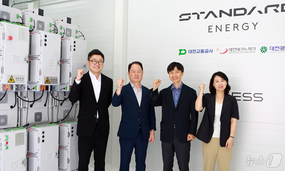 (대전=뉴스1) 이동원 기자 = 대전교통공사는 지난 28일, 대전도시철도 1호선 구암역에서 바나듐 이온 배터리 에너지 저장장치 준공식을 개최했다.이번 사업은 대전광역시와 대전테크노 …