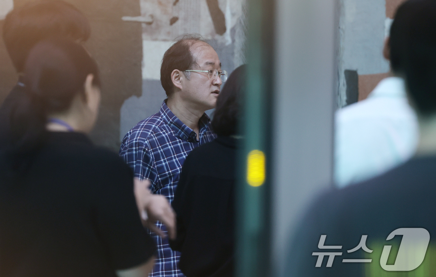 (서울=뉴스1) 장수영 기자 = 노상원 전 국군정보사령관의 친동생이자 변호인을 맡은 노종래 변호사가 29일 오전 12·3 비상계엄 내란·외환 사건을 수사하는 특검팀이 위치한 서울고 …