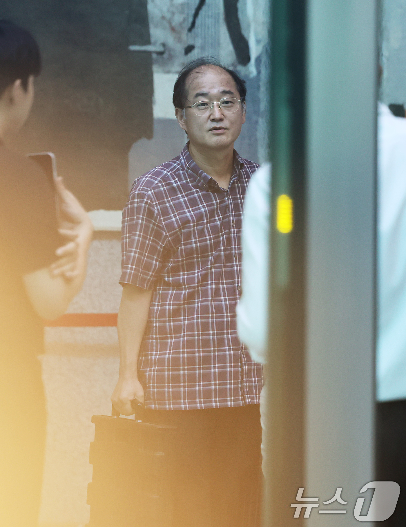 (서울=뉴스1) 장수영 기자 = 노상원 전 국군정보사령관의 친동생이자 변호인을 맡은 노종래 변호사가 29일 오전 12·3 비상계엄 내란·외환 사건을 수사하는 특검팀이 위치한 서울고 …