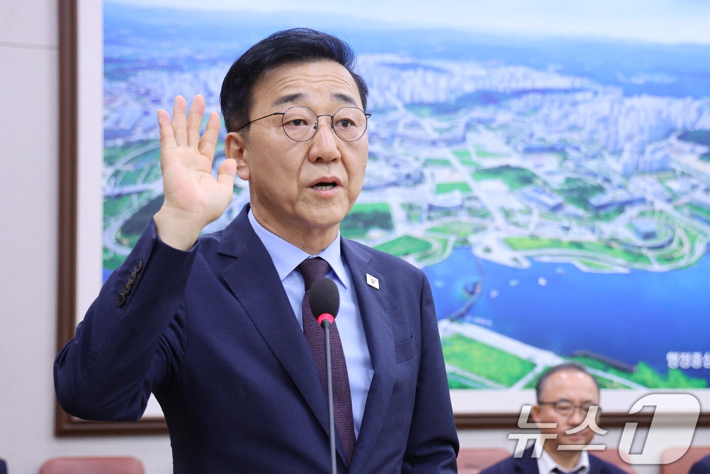 본문 이미지 - 김윤덕 국토교통부 장관 후보자가 29일 오전 서울 여의도 국회 국토교통위원회에서 열린 인사청문회에서 선서를 하고 있다. 2025.7.29/뉴스1 ⓒ News1 신웅수 기자