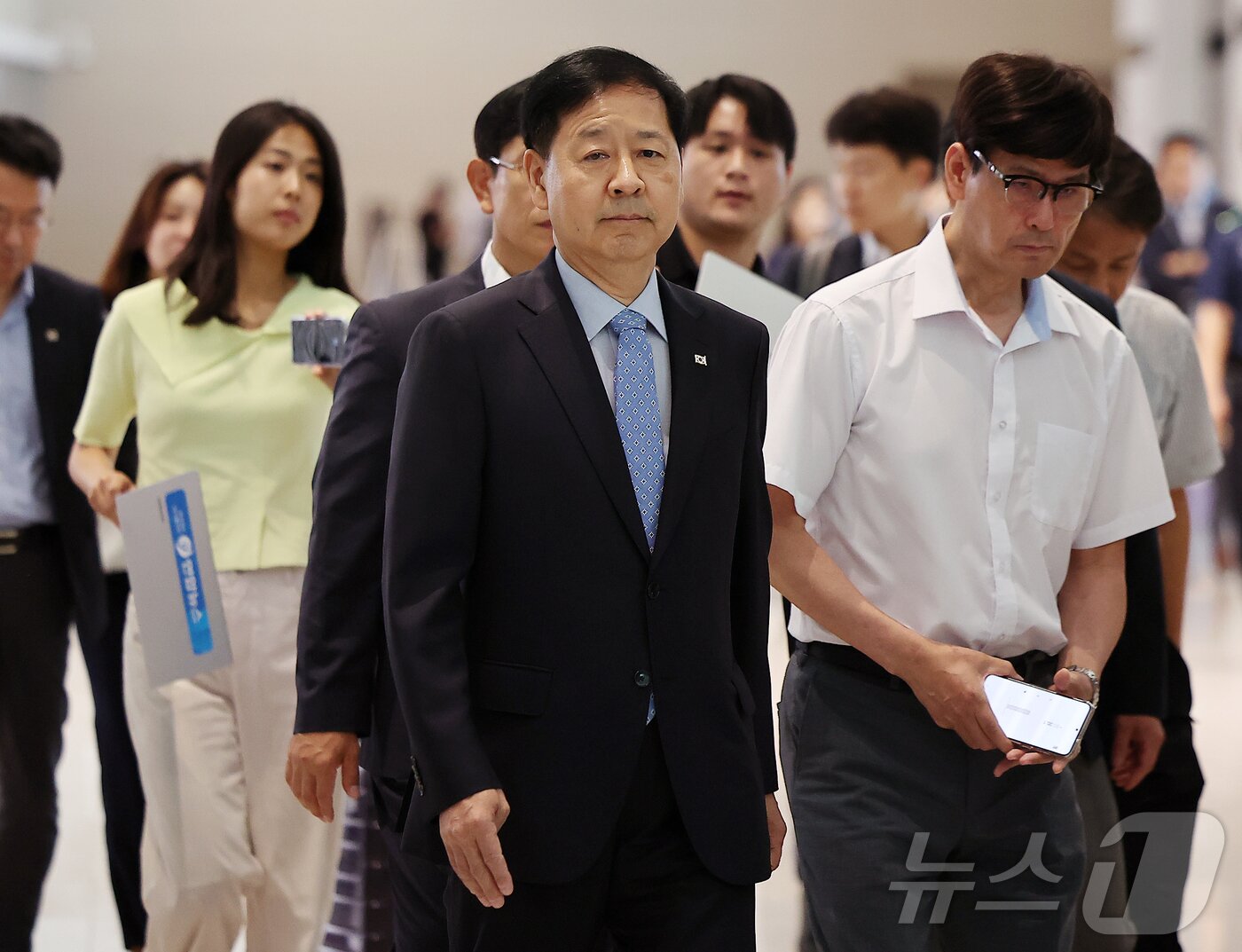 본문 이미지 - 구윤철 경제부총리 겸 기획재정부 장관이 29일 오전 인천국제공항 제2터미널을 통해 미국으로 출국하고 있다. 구 부총리는 미국이 예고한 상호관세 25% 발효일&#40;8월 1일&#41; 하루 전날인 오는 31일&#40;현지시간&#41; 미국 워싱턴DC에서 스콧 베선트 미 재무장관과 만나 막판 한미 통상 협상 타결에 나선다. 2025.7.29/뉴스1 ⓒ News1 김진환 기자