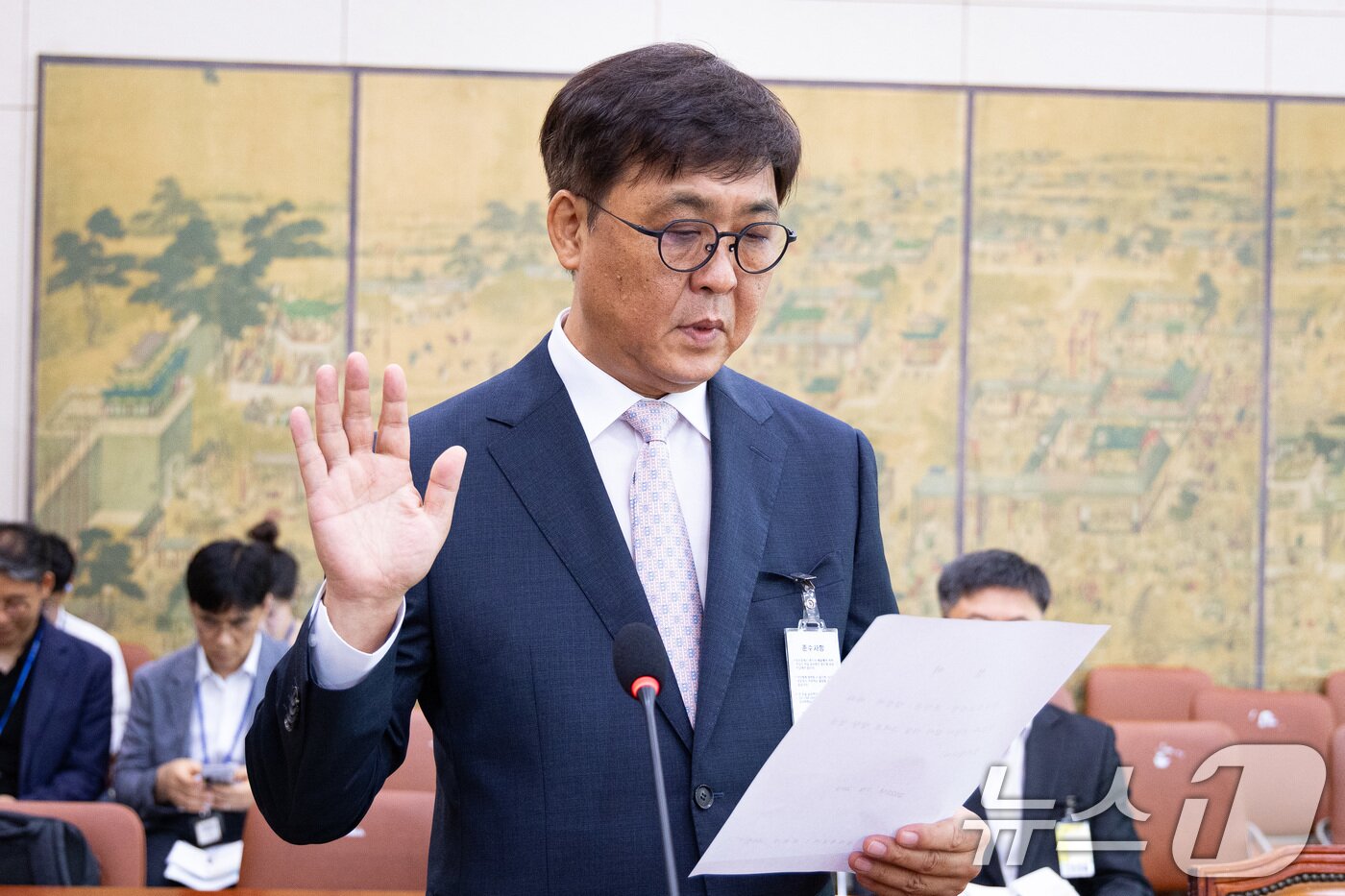 본문 이미지 - 최휘영 문화체육관광부 장관 후보자가 29일 서울 여의도 국회 문화체육관광위원회에서 열린 인사청문회에 출석해 선서하고 있다. 2025.7.29/뉴스1 ⓒ News1 유승관 기자