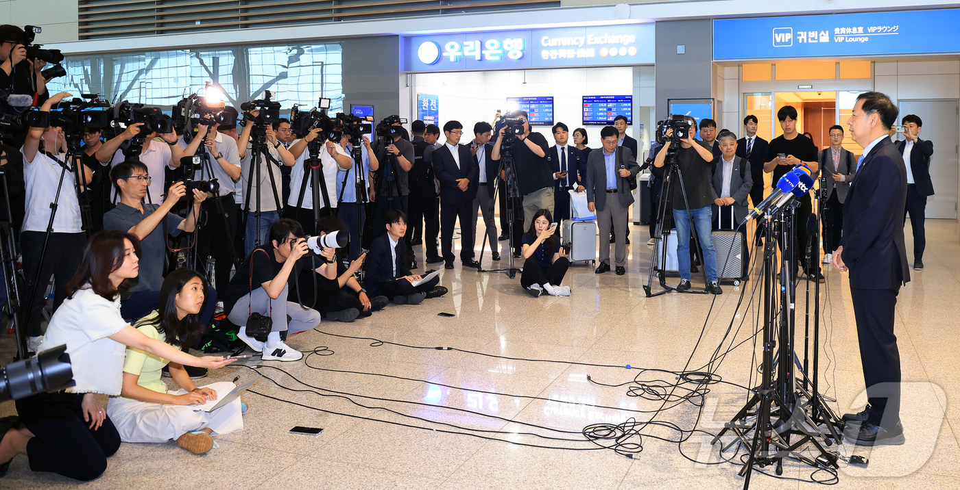 (인천공항=뉴스1) 김진환 기자 = 구윤철 경제부총리 겸 기획재정부 장관이 29일 오전 인천국제공항 제2터미널을 통해 미국으로 출국에 앞서 발언하고 있다.구 부총리는 미국이 예고한 …