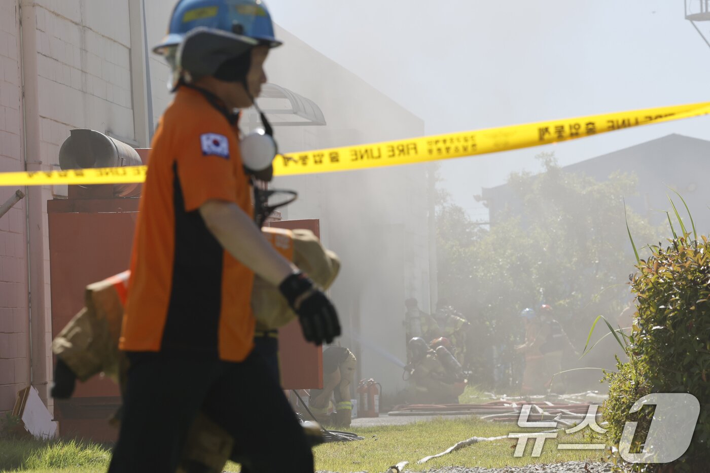 본문 이미지 - 29일 오전 전남 영암군 대불국가산업단지 HD현대삼호 조선소내 변전소에서 화재가 발생해 소방 당국이 진화 작업을 벌이고 있다. . 2025.7.29/뉴스1 ⓒ News1 김태성 기자
