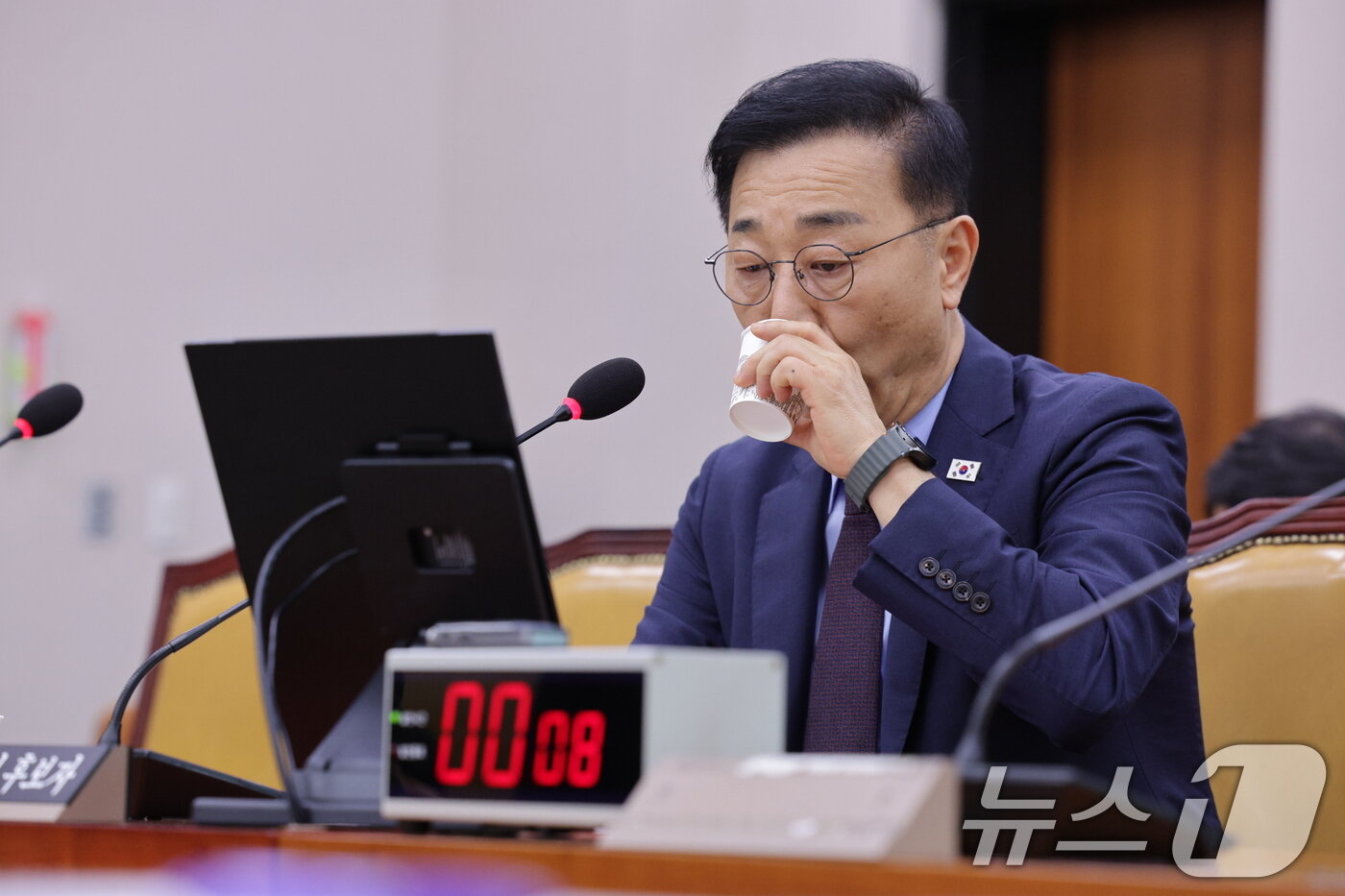 본문 이미지 - 김윤덕 국토교통부 장관 후보자가 29일 오전 서울 여의도 국회 국토교통위원회에서 열린 인사청문회에서 목을 축이고 있다. 2025.7.29/뉴스1 ⓒ News1 신웅수 기자
