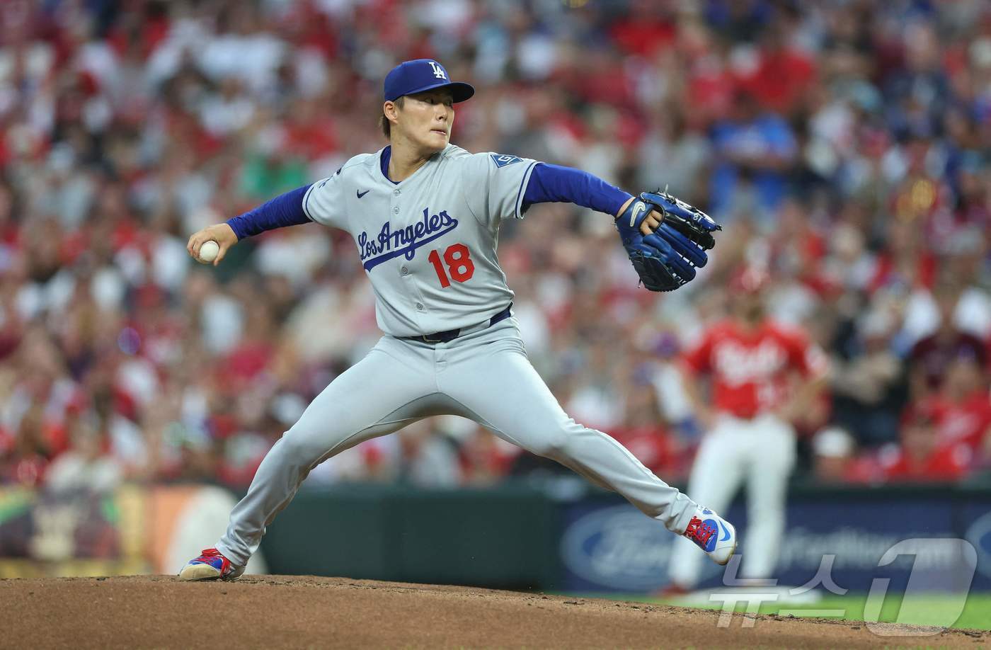 본문 이미지 - LA 다저스 투수 야마모토 요시노부가 29일(한국시간) 열린 2025 메이저리그 신시내티 레즈전에서 7이닝 9탈삼진 1실점 호투를 펼쳤다. ⓒ AFP=뉴스1
