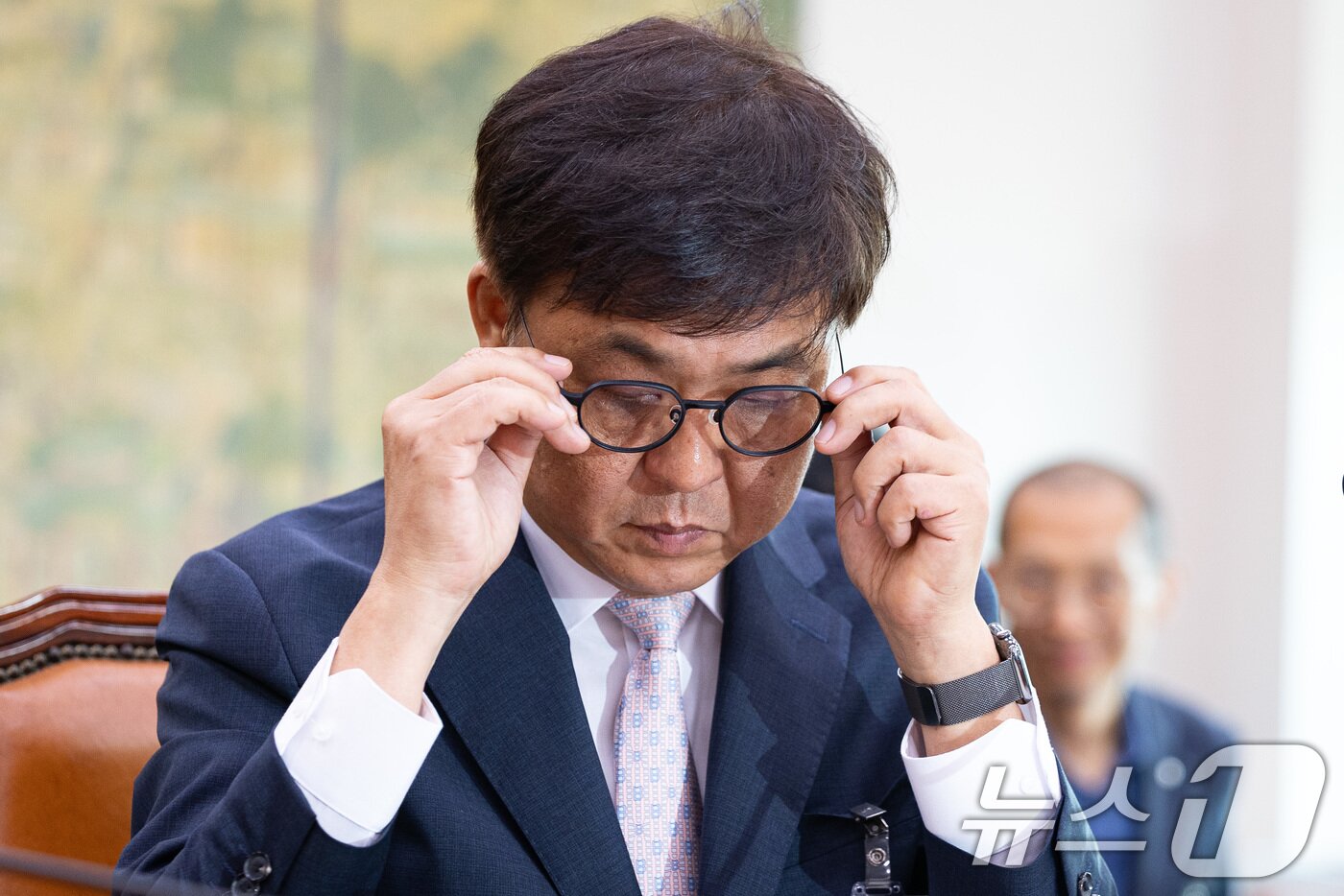 본문 이미지 - 최휘영 문화체육관광부 장관 후보자가 29일 서울 여의도 국회 문화체육관광위원회에서 열린 인사청문회에 출석해 안경을 고쳐 쓰고 있다. 2025.7.29/뉴스1 ⓒ News1 유승관 기자