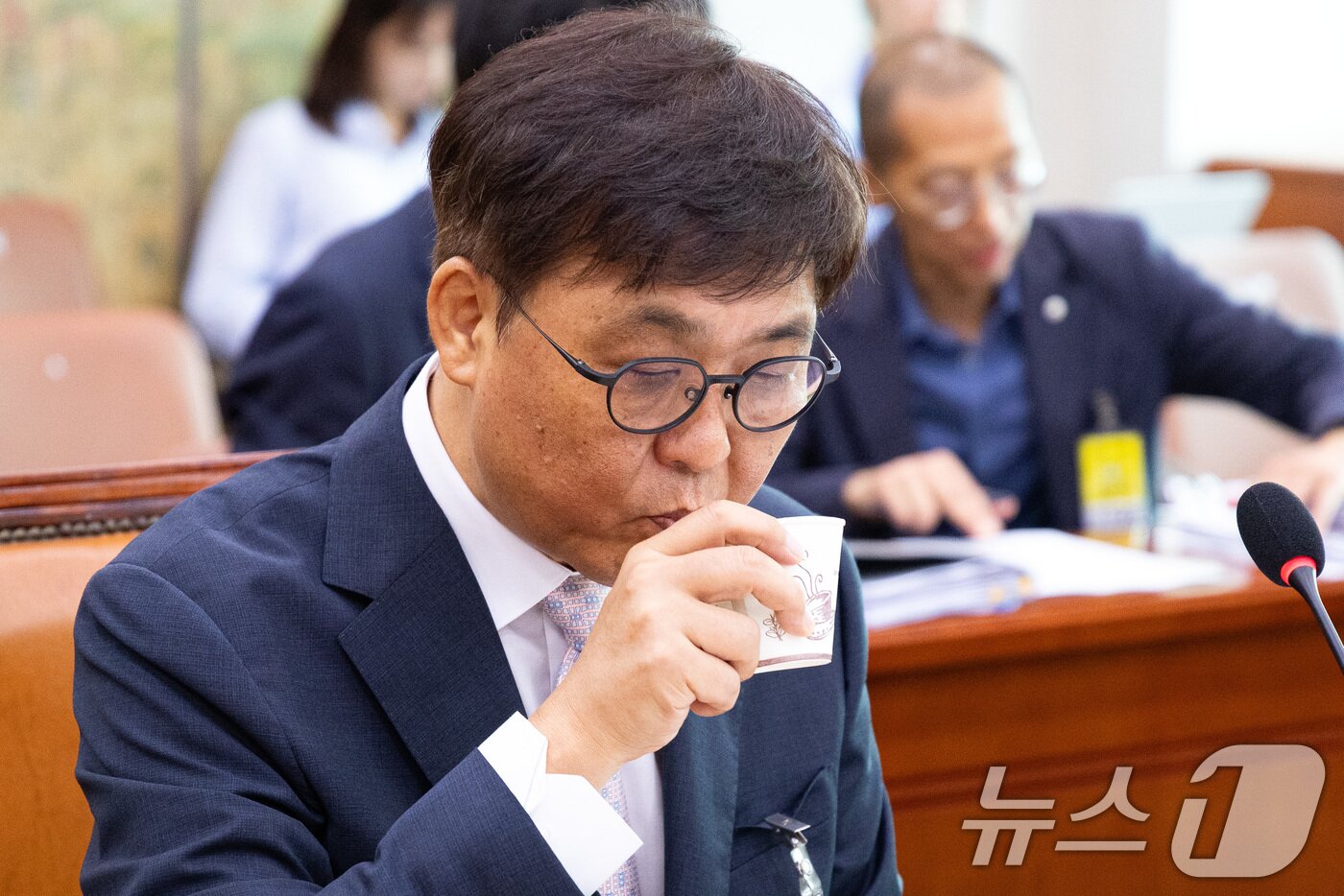 본문 이미지 - 최휘영 문화체육관광부 장관 후보자가 29일 서울 여의도 국회 문화체육관광위원회에서 열린 인사청문회에 출석해 물을 마시고 있다. 2025.7.29/뉴스1 ⓒ News1 유승관 기자