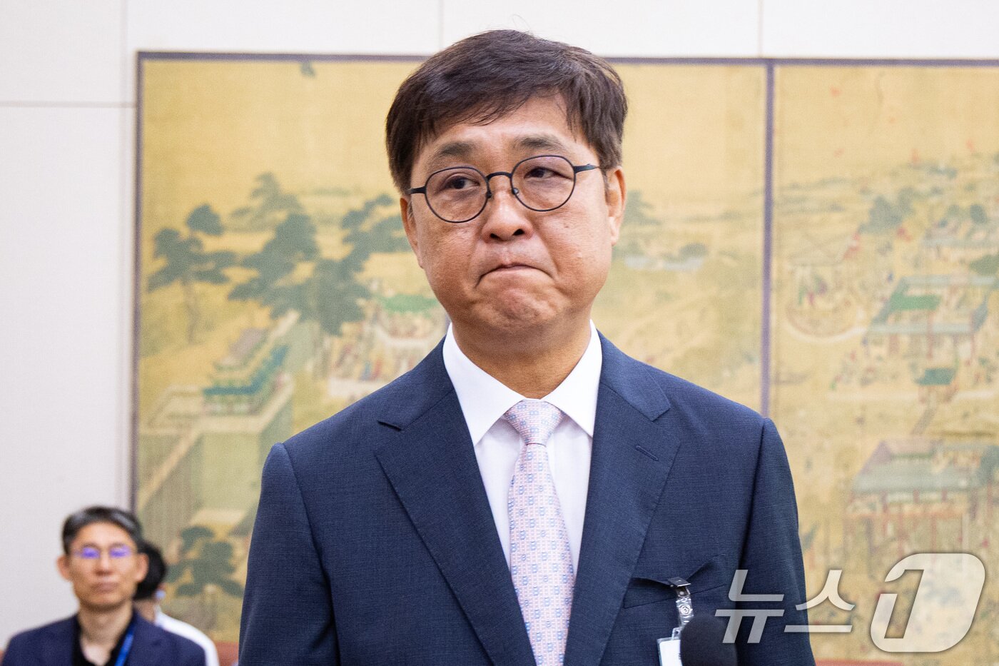 본문 이미지 - 최휘영 문화체육관광부 장관 후보자가 29일 서울 여의도 국회 문화체육관광위원회에서 열린 인사청문회에 출석해 선서한 후 선서문을 김교흥 위원장에게 전달하기 위해 이동하고 있다. 2025.7.29/뉴스1 ⓒ News1 유승관 기자