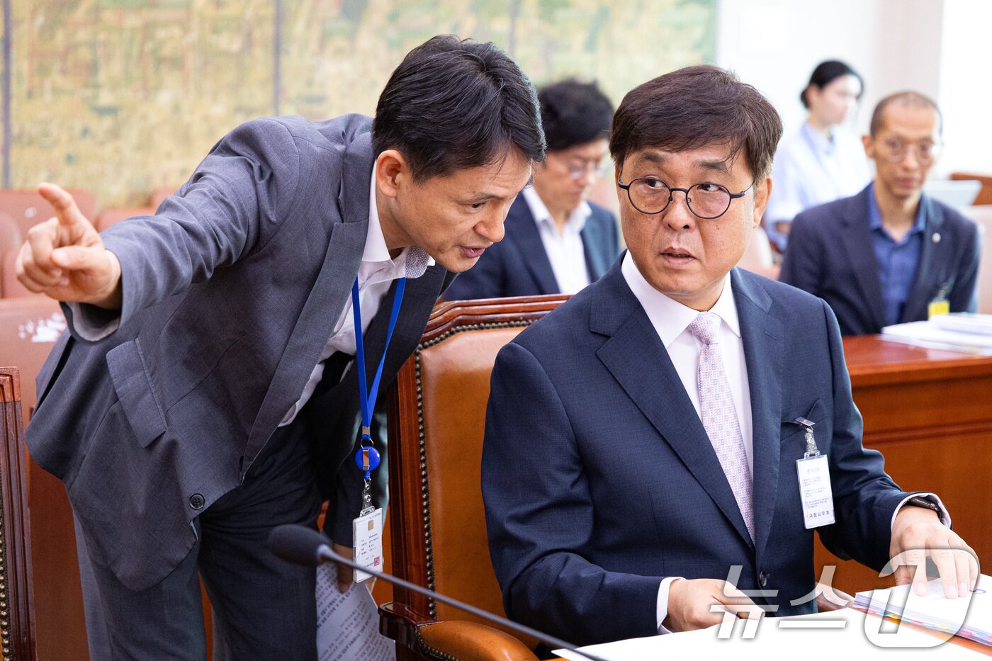 본문 이미지 - 최휘영 문화체육관광부 장관 후보자가 29일 서울 여의도 국회 문화체육관광위원회에서 열린 인사청문회에 출석해 청문회 절차에 대해 관계자와 대화하고 있다. 2025.7.29/뉴스1 ⓒ News1 유승관 기자