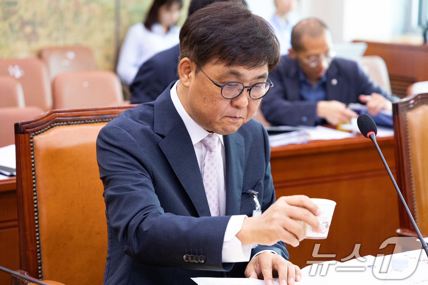 (서울=뉴스1) 유승관 기자 = 최휘영 문화체육관광부 장관 후보자가 29일 서울 여의도 국회 문화체육관광위원회에서 열린 인사청문회에 출석해 물을 마시고 있다. 2025.7.29/뉴 …