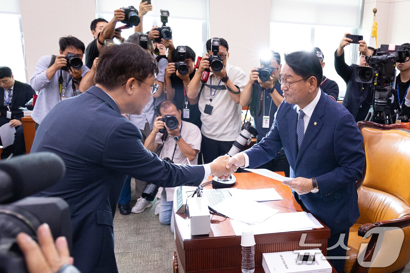 본문 이미지 - 최휘영 문화체육관광부 장관 후보자가 29일 서울 여의도 국회 문화체육관광위원회에서 열린 인사청문회에 출석해 선서한 후 선서문을 김교흥 위원장에게 전달하고 있다. 2025.7.29/뉴스1 ⓒ News1 유승관 기자