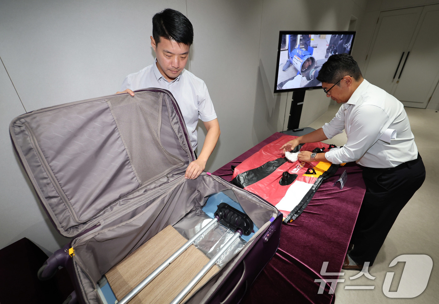 (서울=뉴스1) 박지혜 기자 = 29일 서울 강남구 서울세관 대강당에서 열린 2025년 상반기 관세청 마약밀수 단속현황 및 향후계획 브리핑에 앞서 관계자들이 마약밀수 적발 사례를 …