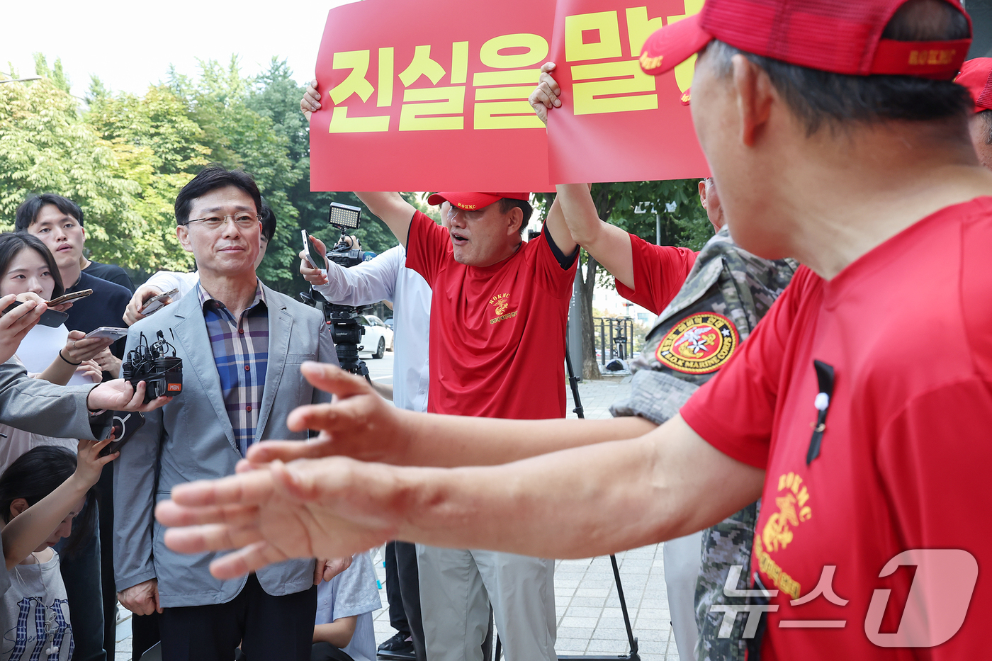 (서울=뉴스1) 민경석 기자 = 업무상과실치사 혐의를 받는 임성근 전 해병대 1사단장이 29일 오전 서울 서초구 '순직 해병 특검'(이명현 특별검사) 사무실에 신속 결정 요청서를 …