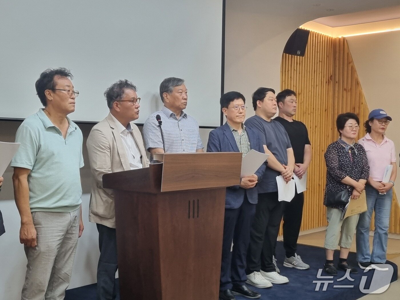 본문 이미지 - 상표 등록을 반대하는 청주 육거리종합시장 상인회 기자회견./뉴스1