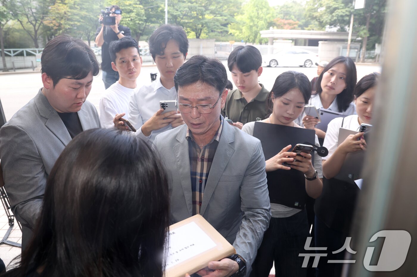 본문 이미지 - 업무상과실치사 혐의를 받는 임성근 전 해병대 1사단장이 29일 오전 서울 서초구 &#39;순직 해병 특검&#39;&#40;이명현 특별검사&#41; 사무실에 신속 결정 요청서를 제출하기 위해 방문, 특검 측 거부로 인해 출입하지 못해 문 밖에서 관계자에게 서류를 건네고 있다. 2025.7.29/뉴스1 ⓒ News1 민경석 기자
