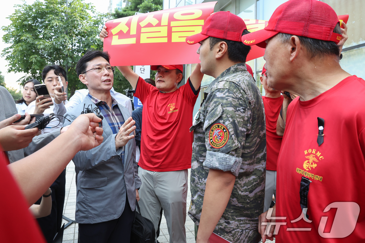 (서울=뉴스1) 민경석 기자 = 업무상과실치사 혐의를 받는 임성근 전 해병대 1사단장이 29일 오전 서울 서초구 '순직 해병 특검'(이명현 특별검사) 사무실에 신속 결정 요청서를 …