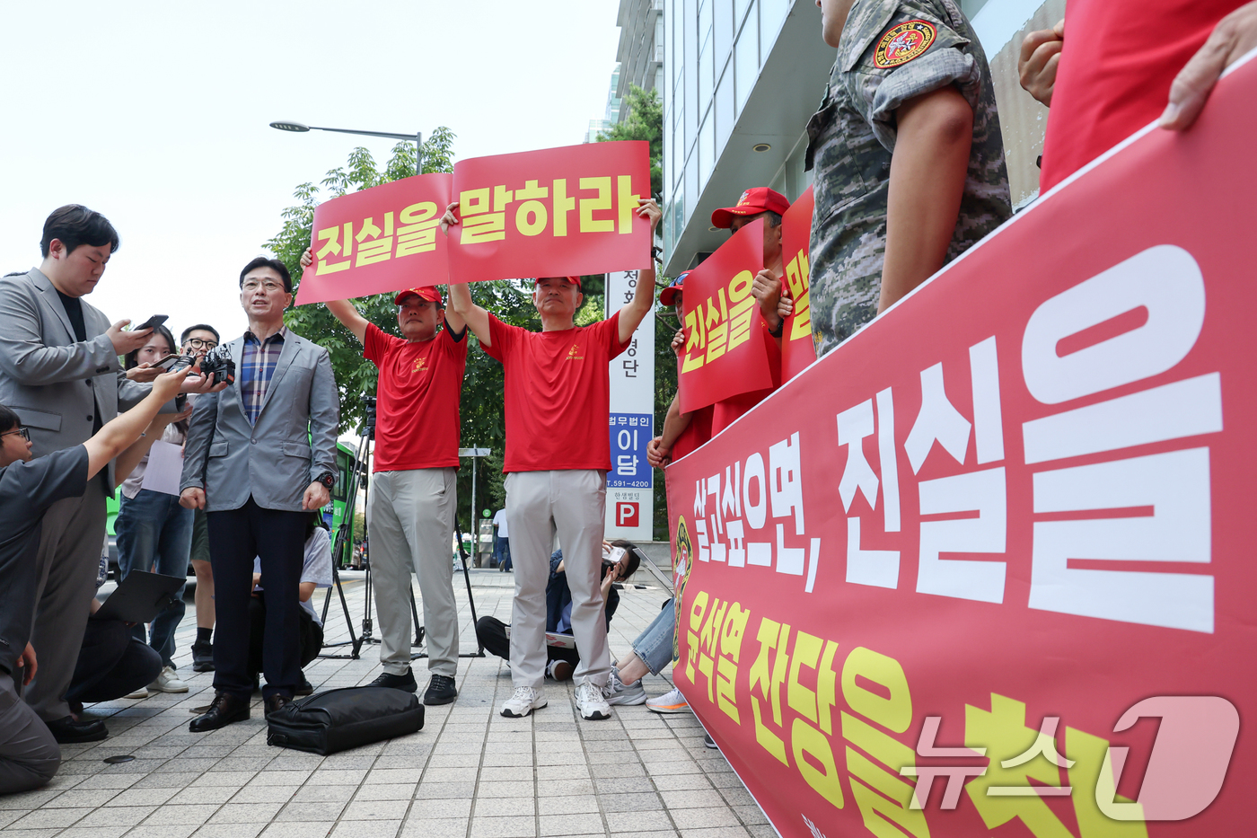 (서울=뉴스1) 민경석 기자 = 업무상과실치사 혐의를 받는 임성근 전 해병대 1사단장이 29일 오전 서울 서초구 '순직 해병 특검'(이명현 특별검사) 사무실에 신속 결정 요청서를 …