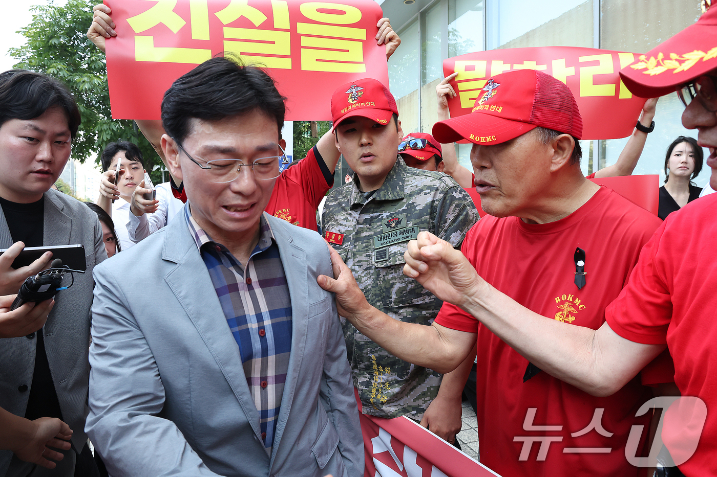 (서울=뉴스1) 민경석 기자 = 업무상과실치사 혐의를 받는 임성근 전 해병대 1사단장이 29일 오전 서울 서초구 '순직 해병 특검'(이명현 특별검사) 사무실에 신속 결정 요청서를 …